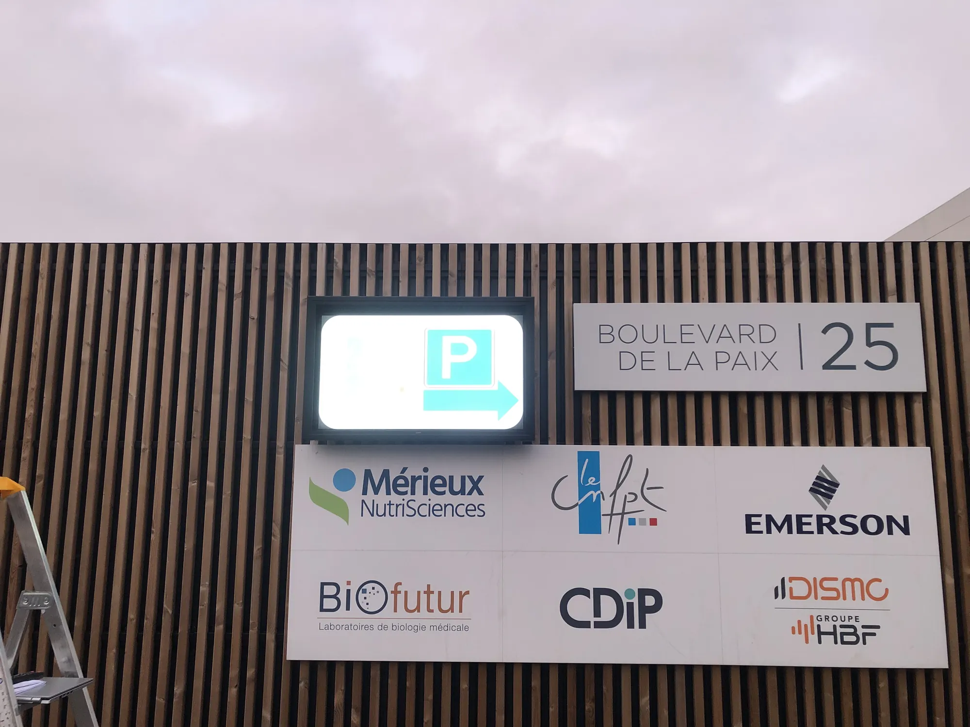 Totem d'affichage dynamique extérieur installé sur un site tertiaire