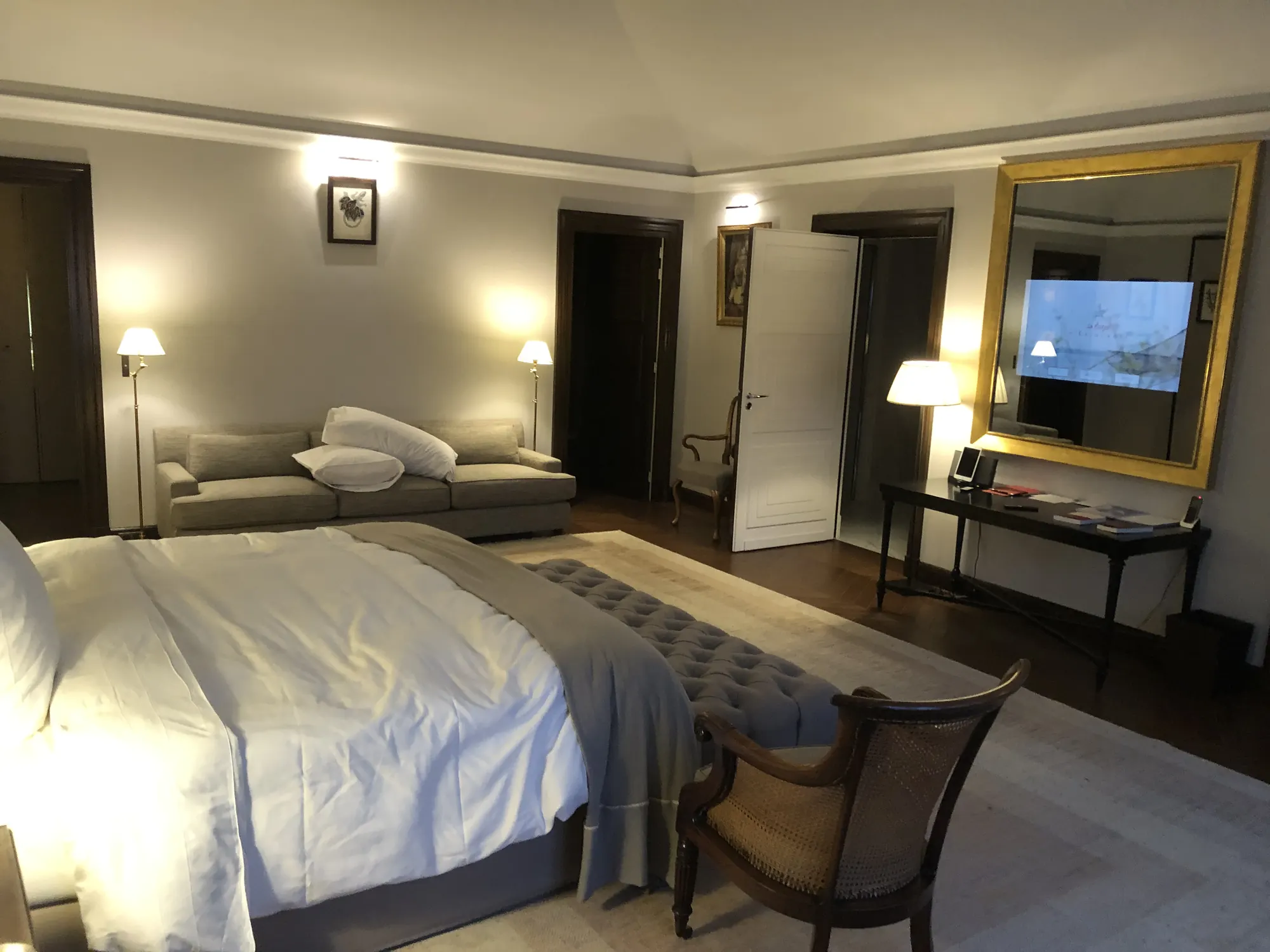 Téléviseur encastré derrière un miroir dans une chambre d'hôtel