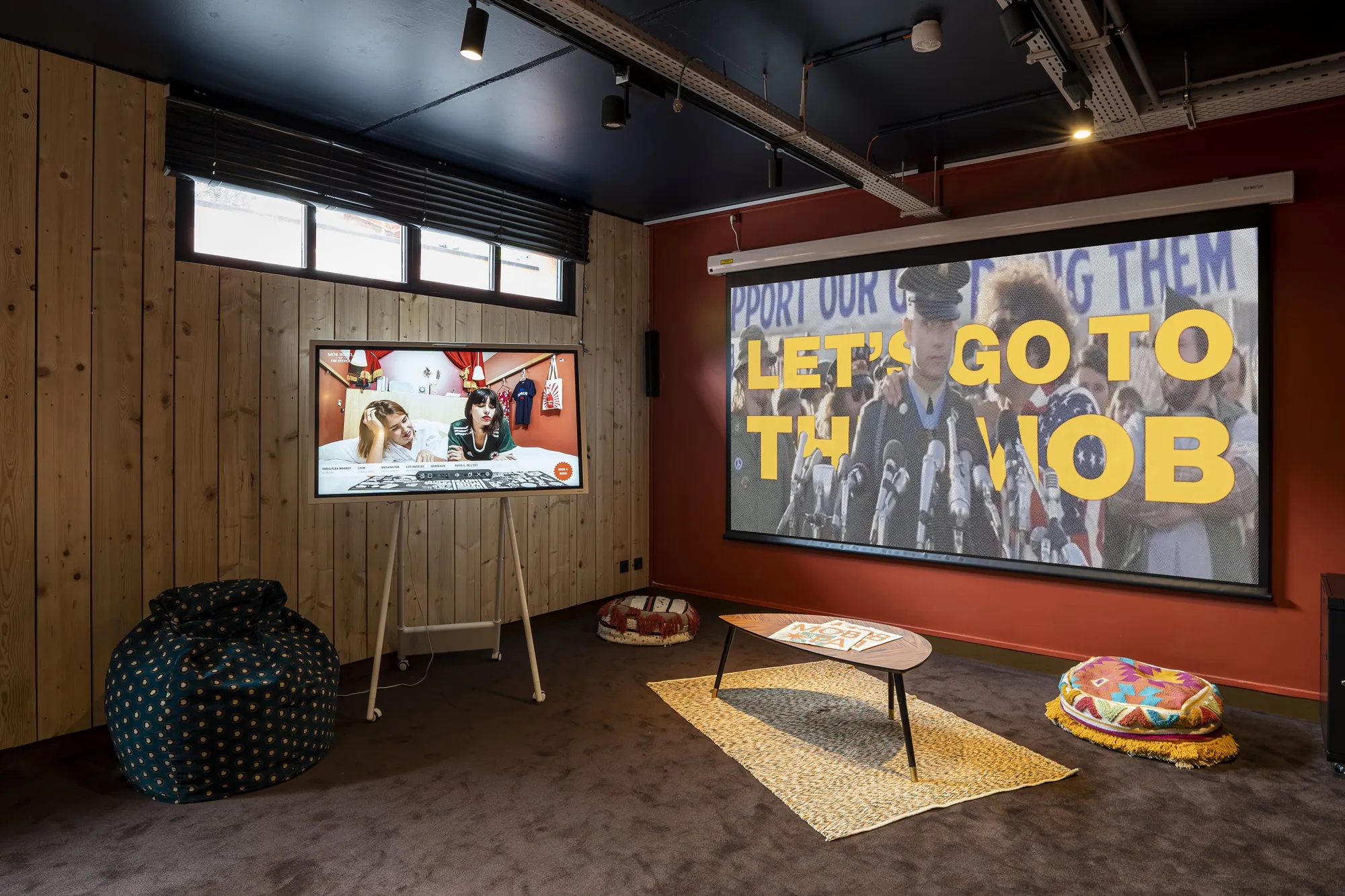 Écran sur pied et vidéoprojection grand format dans une salle