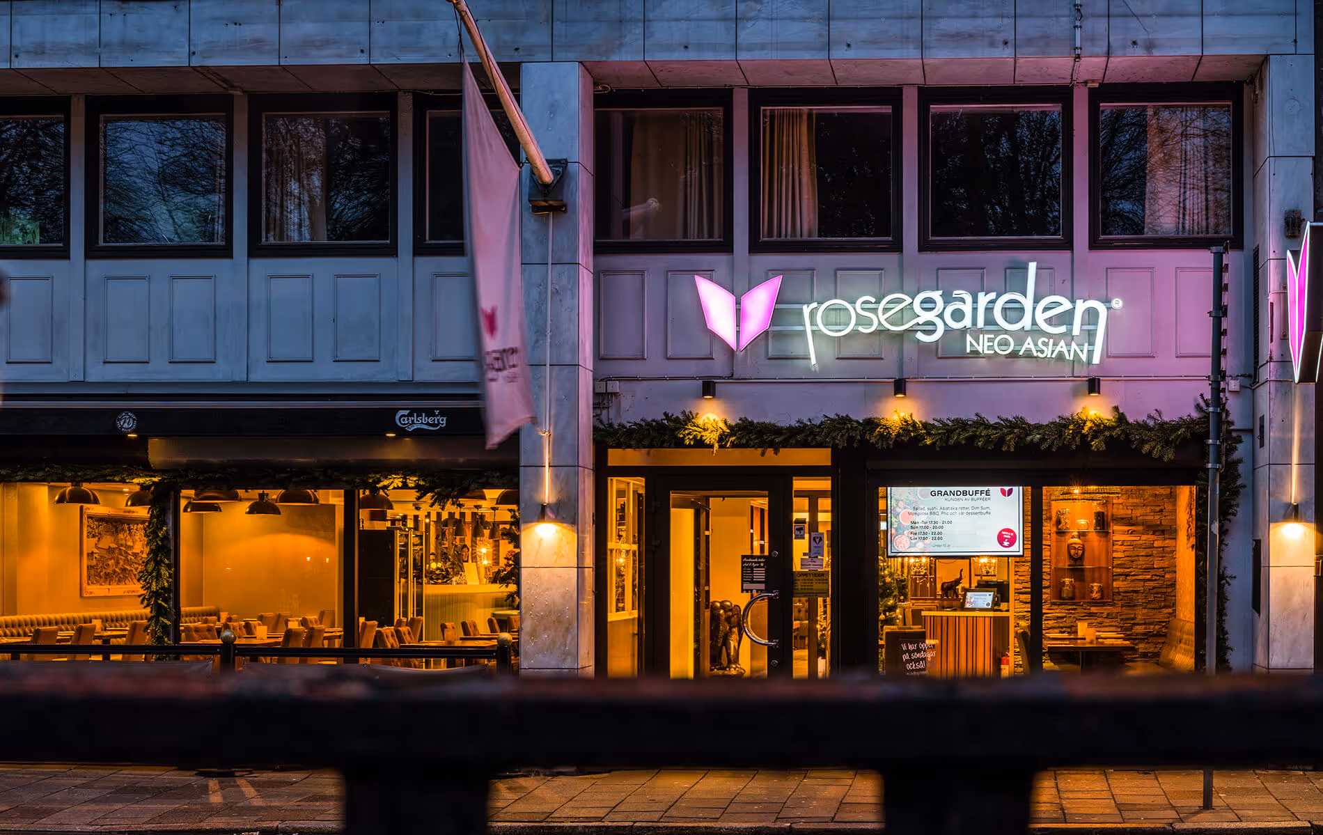 Restaurangfasad och entrén för Rosegarden i Malmö City