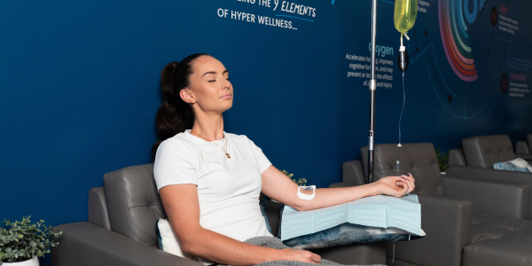 woman getting IV Drip Therapy at Restore