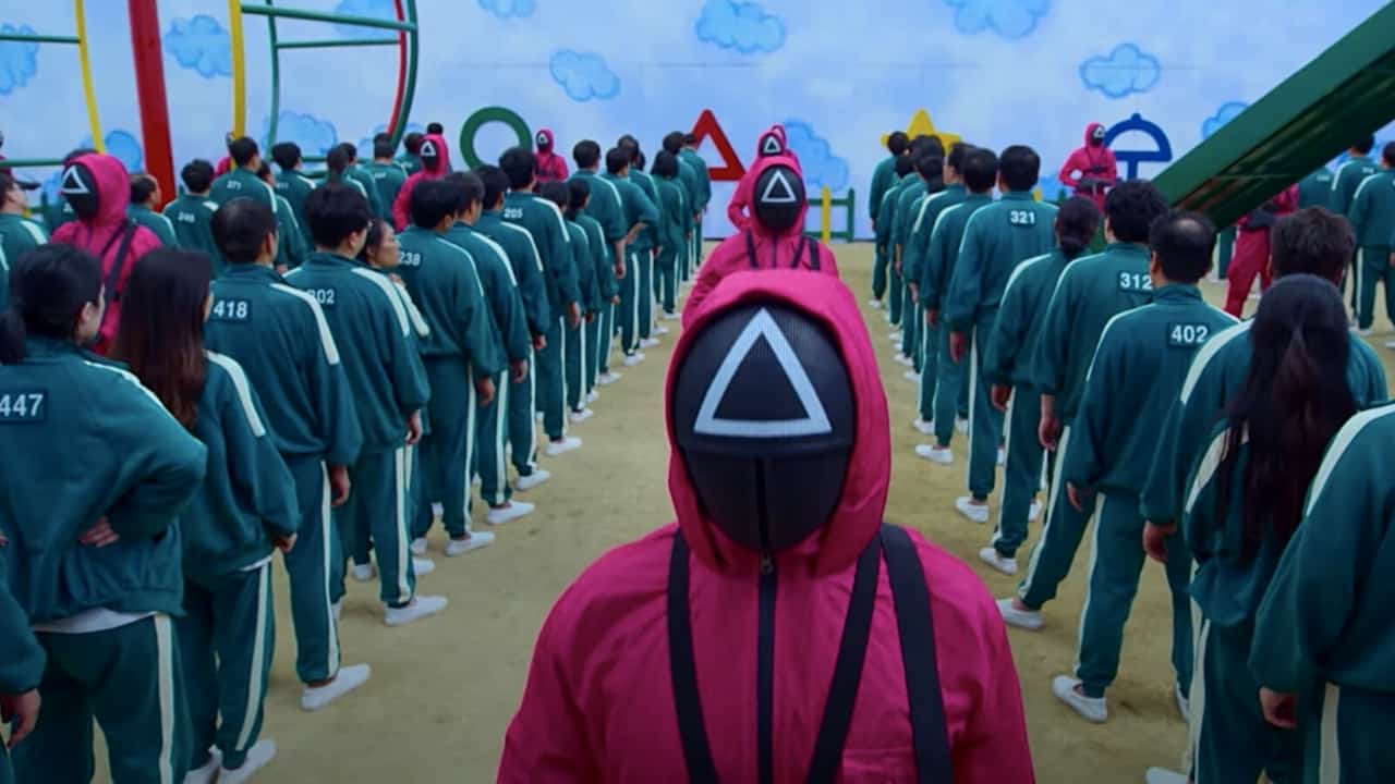 Image de la série Squid Game avec les joueurs en tenue de scène - Avec Panache  