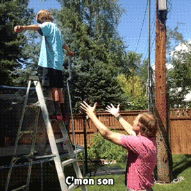 GIF montrant un parent disant à son fils 'Vas-y, tu peux sauter, je te récupère', mais qui, au dernier moment, montre qu'il ne faut pas toujours faire confiance. Une métaphore sur l'importance de la congruence et de la confiance en soi, essentielle dans la prise de parole en public et la communication. Panache.
