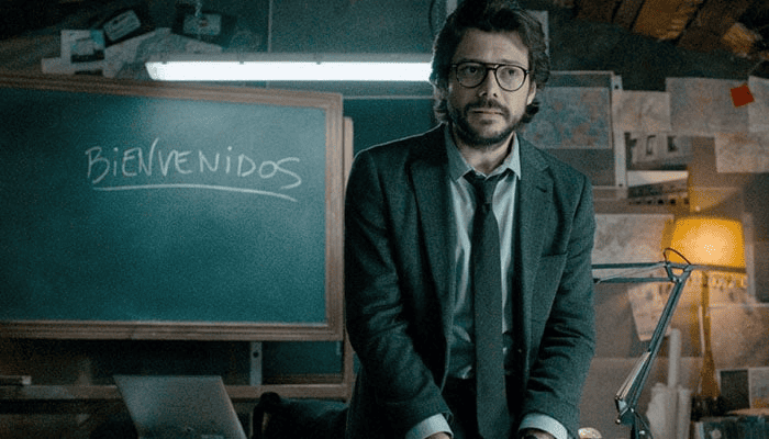 Image du professeur de la Casa de Papel avec un tableau de bienvenue - Article sur la rhétorique et comment se former à la rhétorique de Panache
