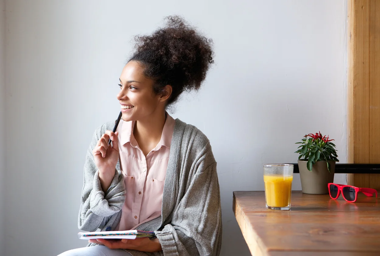 Image d'une personne qui réfléchit pour son appel à projet - Article La Ruche x Panache