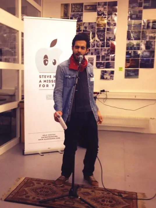 Julien De Sousa fondateur de panache qui réalise un discours lors de son expérience chez Makesense