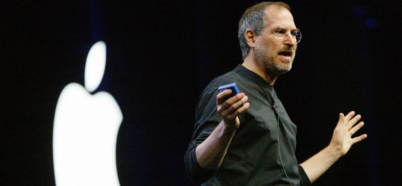 Photo de Steve Job en train de pitcher son projet du nouvel iPhone.