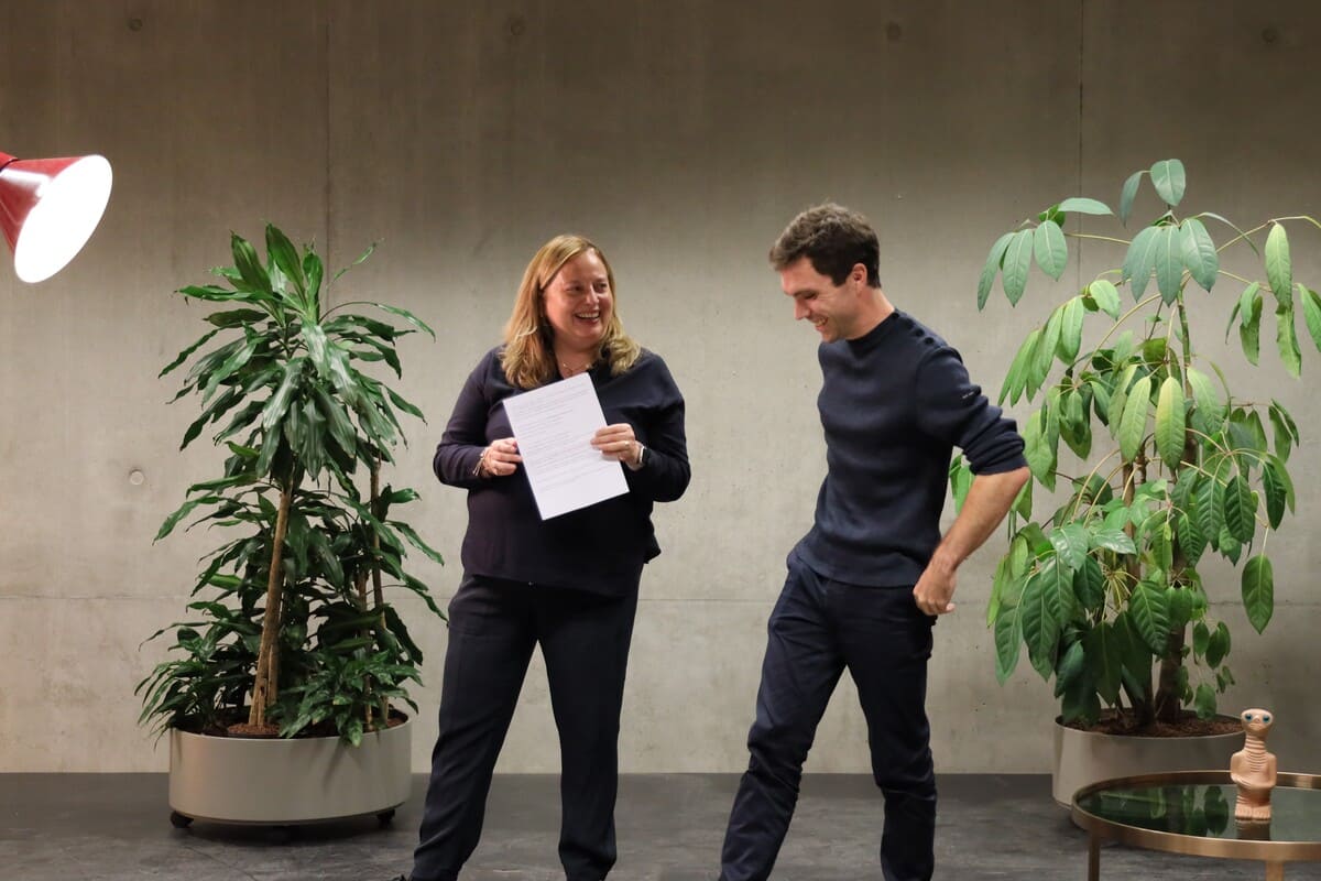 Photo des deux participants de la formation en communication orale, souriant et prêts pour leur Pitch oral