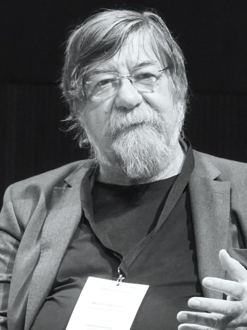 Svartvitt porträttfoto av Nigel Osborne