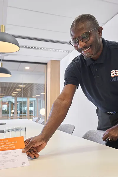 Een frisse ontvangstruimte waar interieurreiniging direct zichtbaar verschil maakt voor medewerkers en bezoekers. 