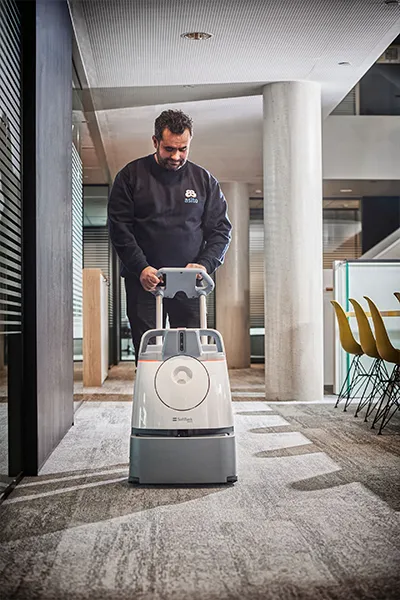 Specialistische machine voor nat- en droogreiniging in actie