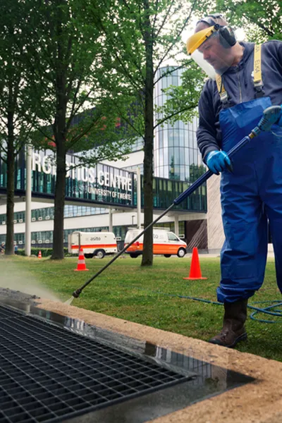 Gevelreiniging: een glazenwasser van Asito reinigt veilig de gevel van een gebouw, voor een helder en professioneel resultaat