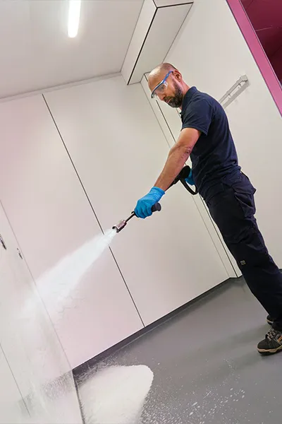 Dieptereiniging sanitair. Demonteren, ontkalken, desinfecteren