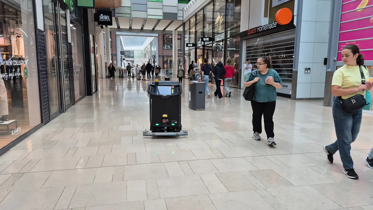 Robot in de spotlights. Joyce achter de schermen. 