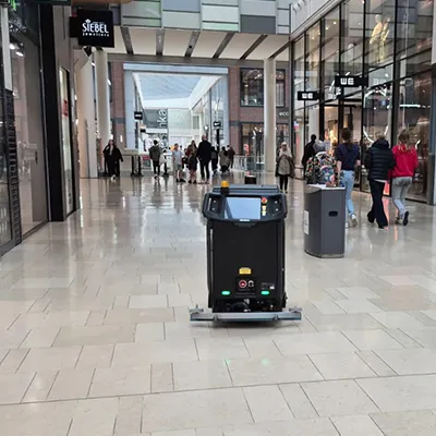 Robot in de spotlights. Joyce achter de schermen. 