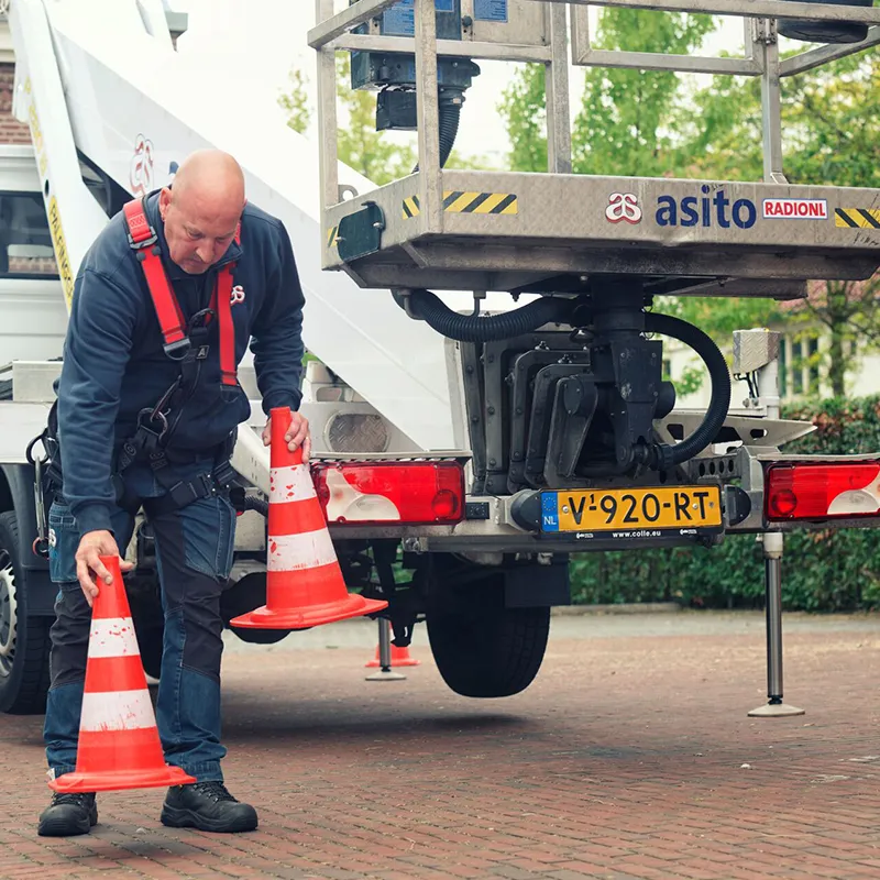 Reiniging van staalconstructie in stationsomgeving, veilig uitgevoerd binnen afgezette zone.