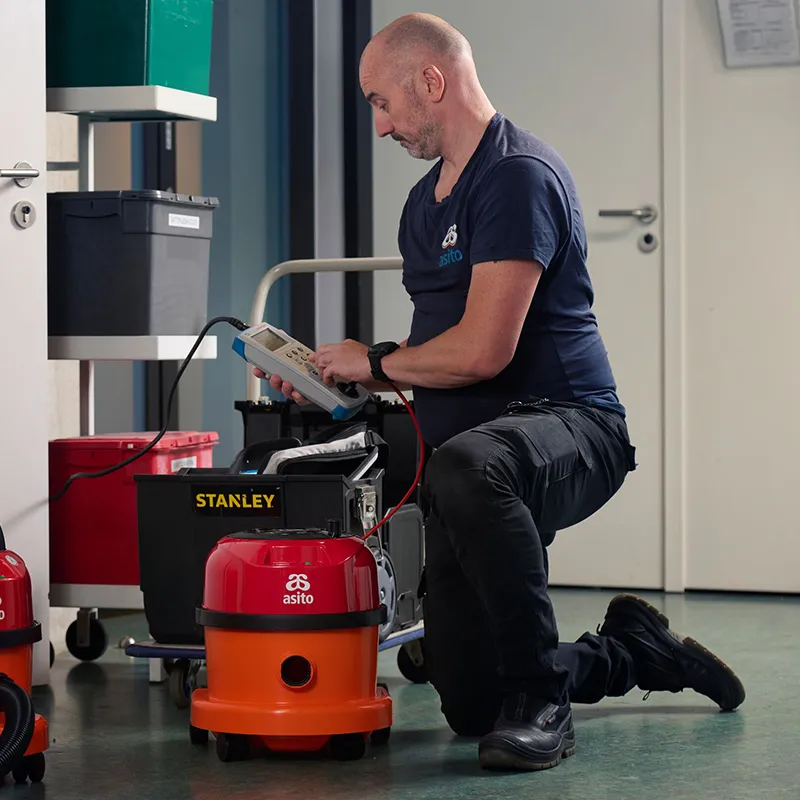 Periodieke inspectie van schoonmaakapparatuur volgens NEN 3140-richtlijnen.