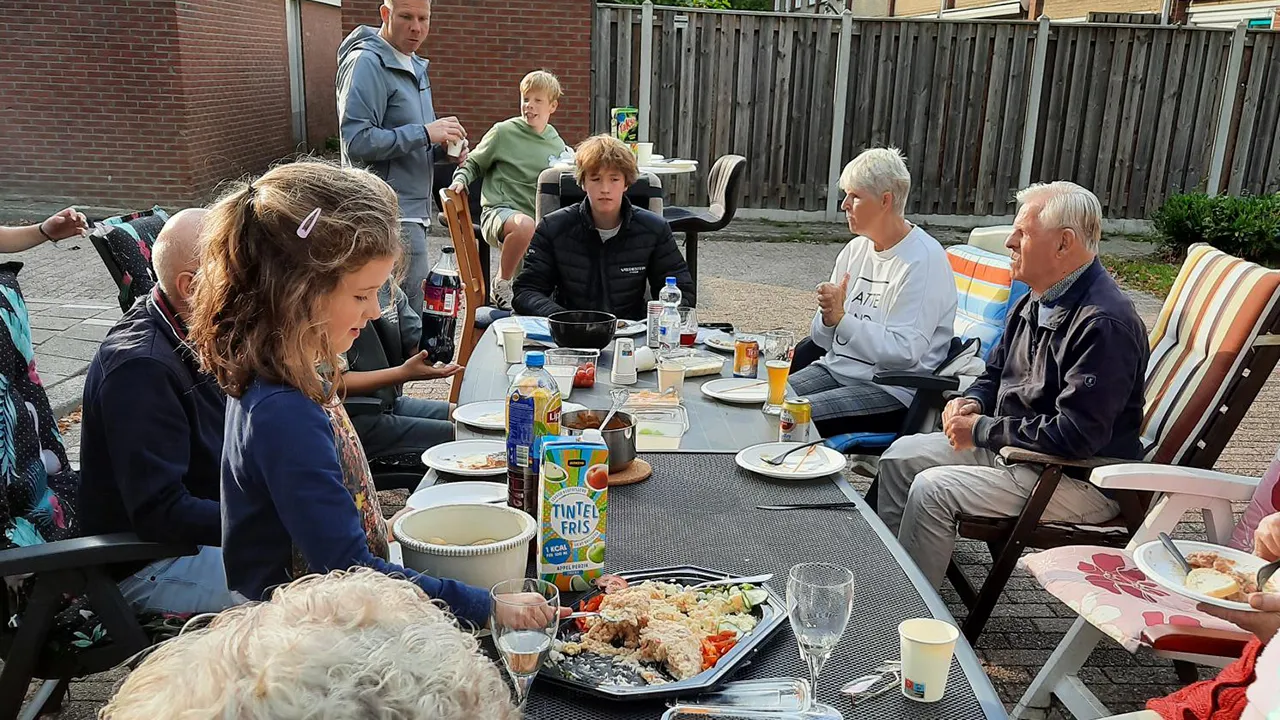 Beppie organiseert buurtintegratie barbecue voor noaberschap