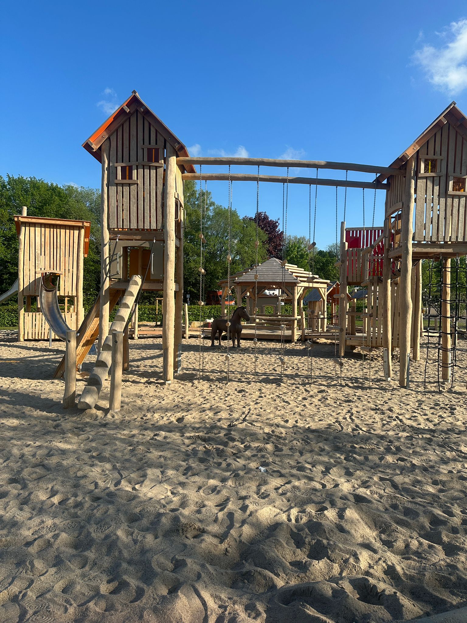 Kletterelemente und Spieltürme auf dem Spielplatz an der Motte