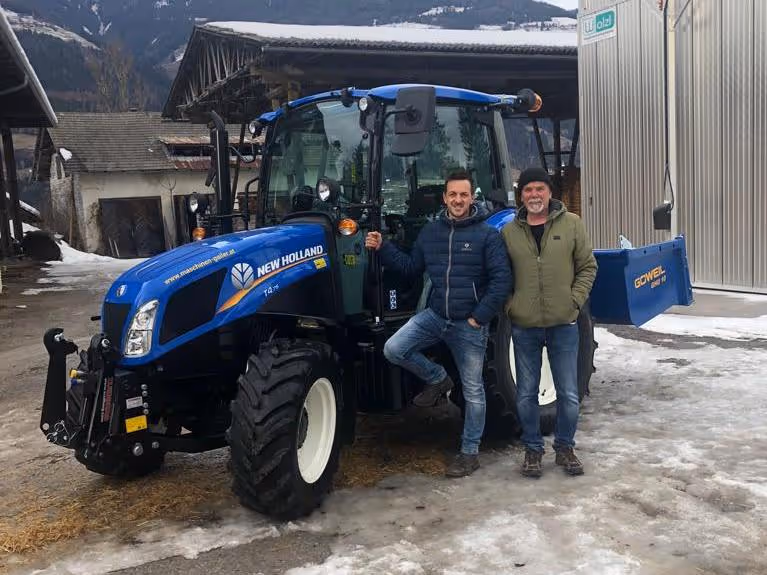 Übergabe eines New Holland Traktors