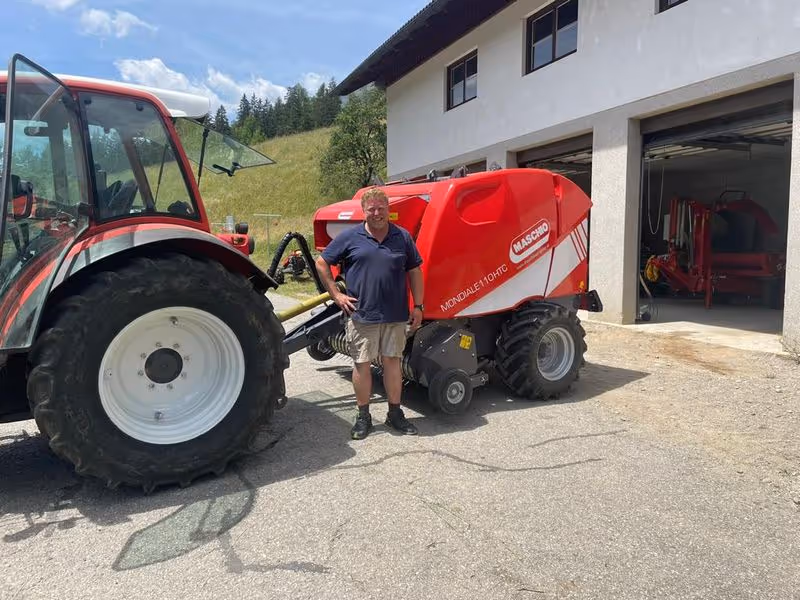 Übergabe einer Rundballenpresse und Wickelmaschine