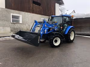 Übergabe eines New Holland Traktor