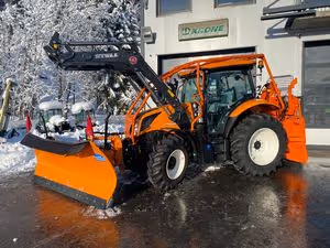 Übergabe eines Traktor New Holland - Forstedition