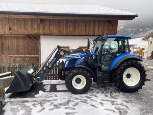 Übergabe eines New Holland Traktor mit Frontlader