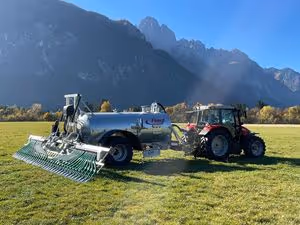 Übergabe eines Güllefasses mit Schleppschuhverteiler