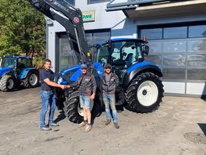 Traktor New Holland Übergabe