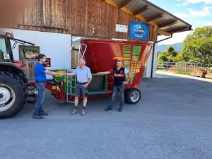 Übergabe eines Futtermischwagen