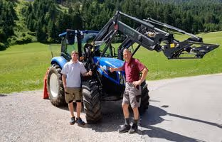 Traktorübergabe New Holland mit Frontlader
