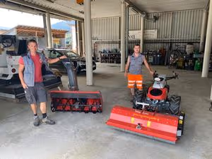 Übergabe eines AEBI Motormähers und Müthing Mulchgerätes
