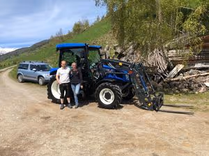 Traktorübergabe eines New Holland T4.65S mit Frontlader