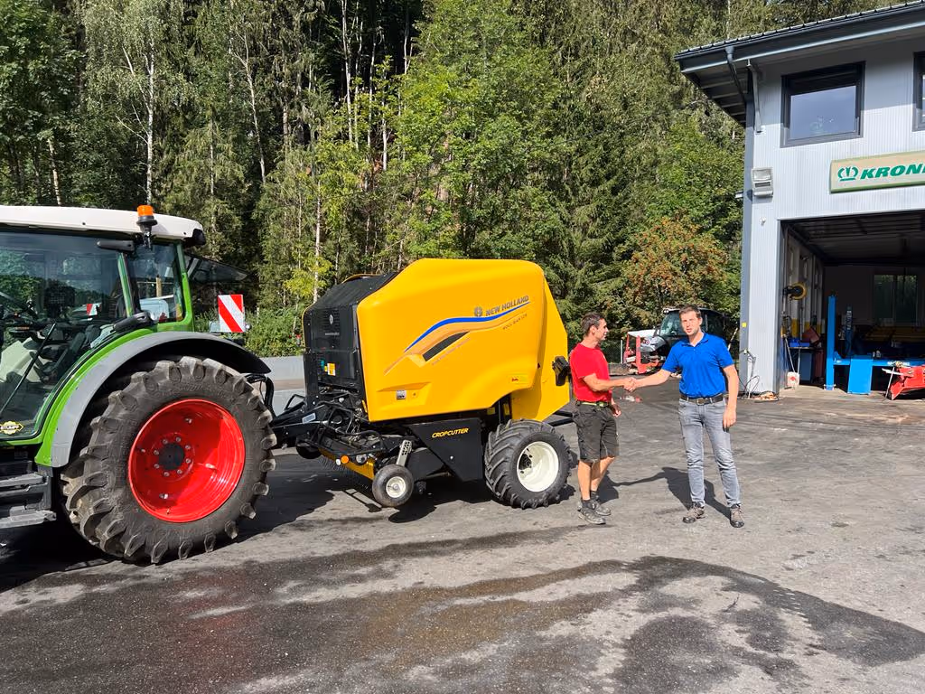 NEW HOLLAND Rundballenpresse-Übergabe