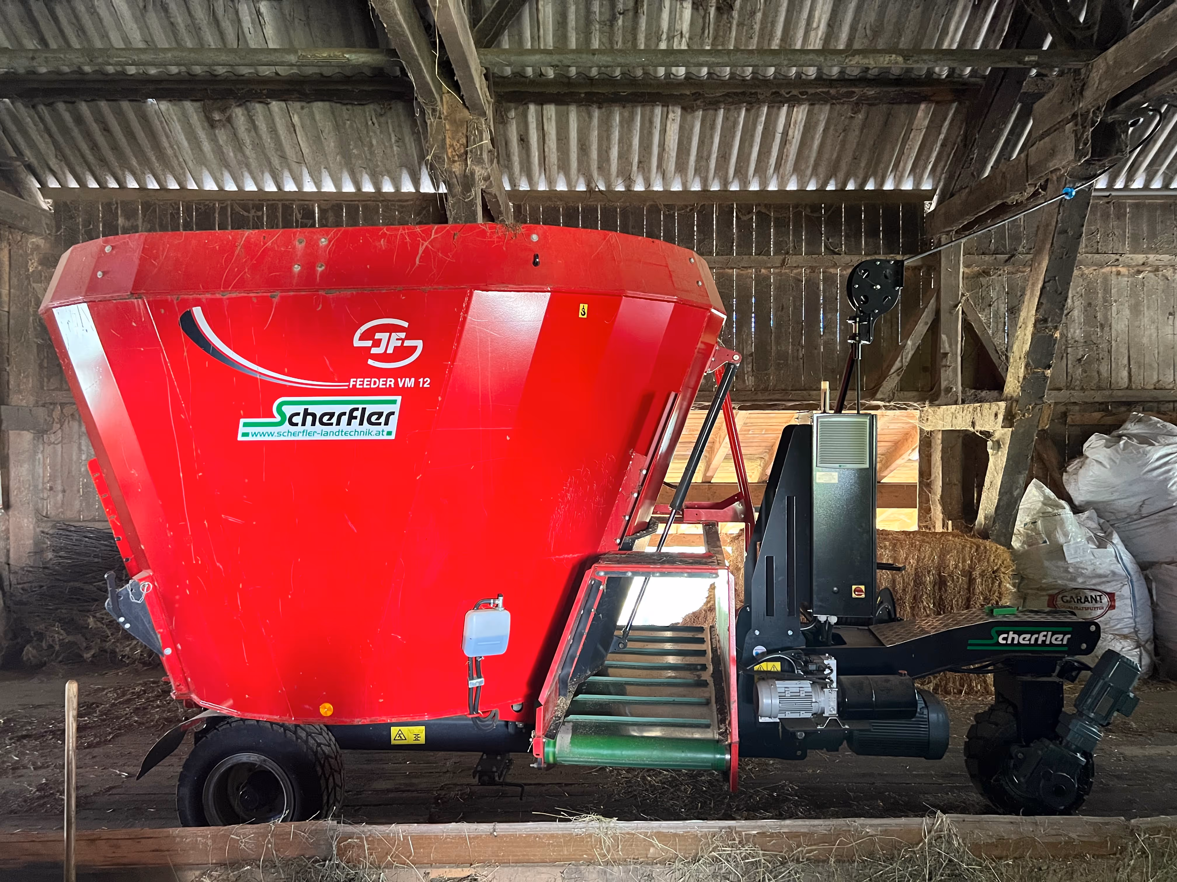 Übergabe SCHERFLER E-Drive Futtermischwagen