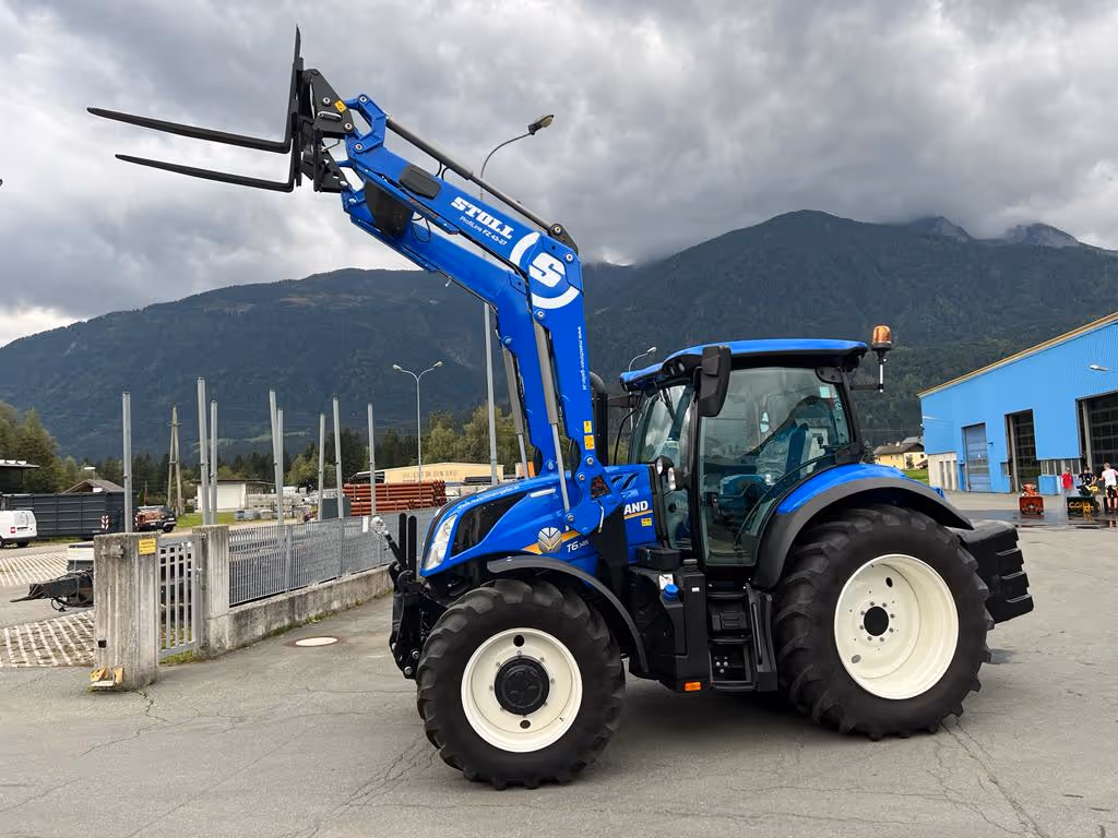 NEW HOLLAND Traktor Übergabe
