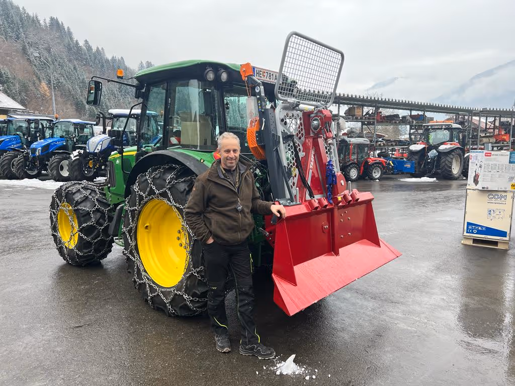 Übergabe einer TAJFUN Seilwinde