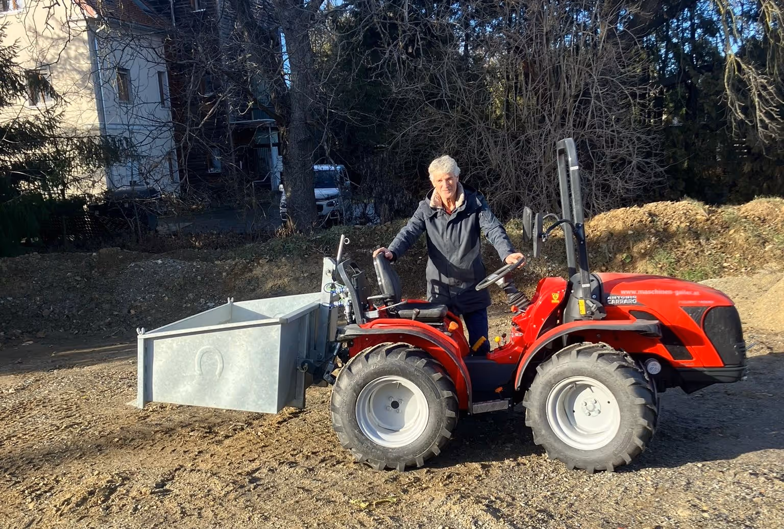CARRARO Traktorübergabe mit Kippschaufel