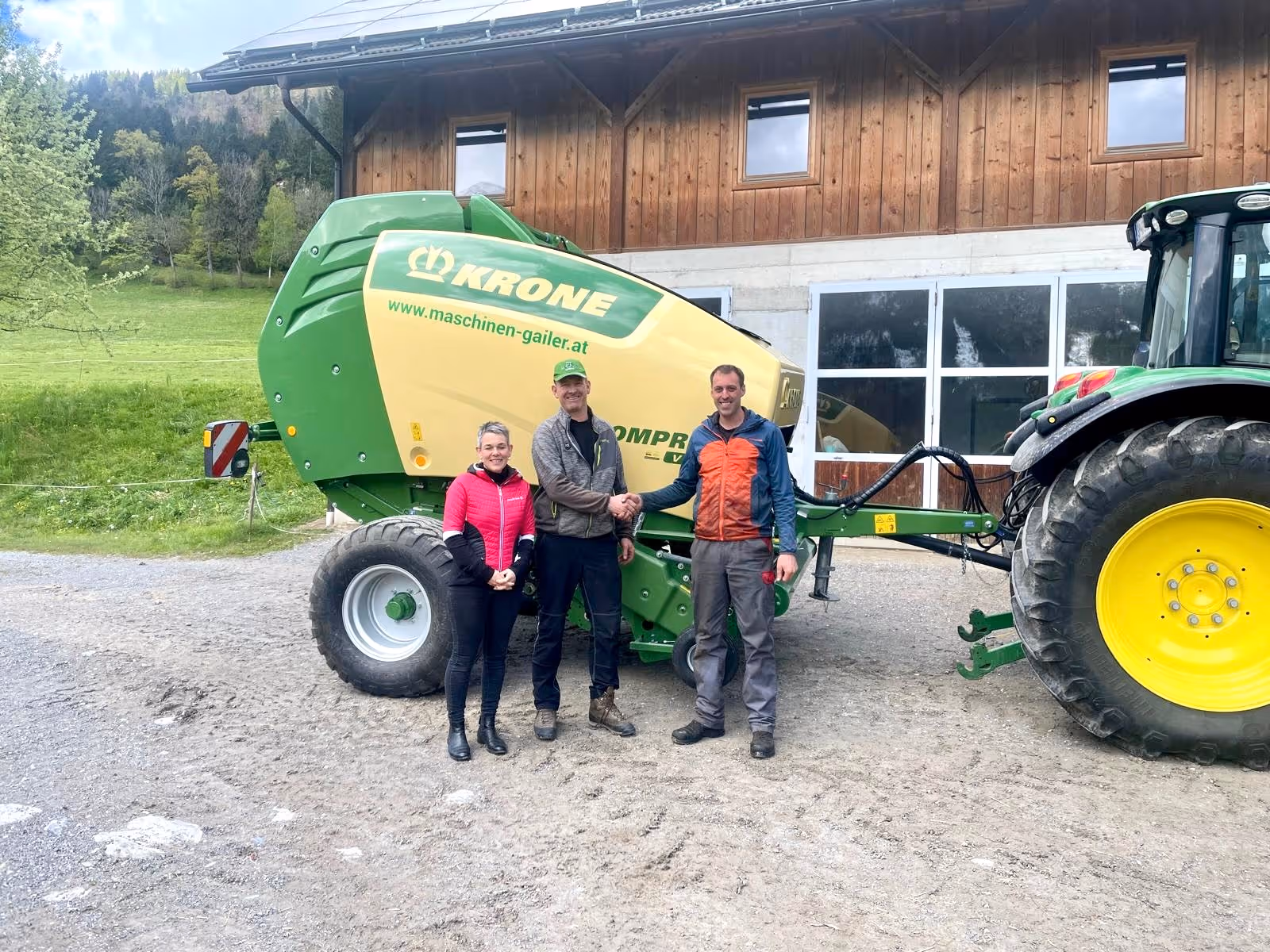 KRONE Rundballenpresse-Übergabe
