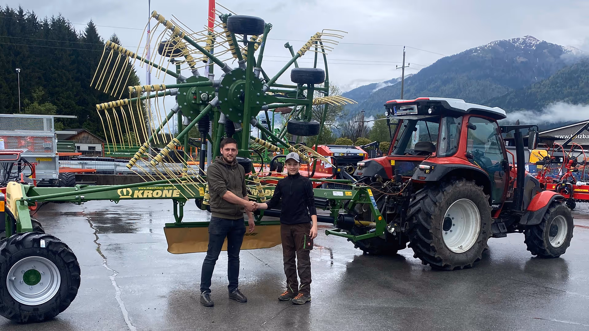 Übergabe eines KRONE-Mittelschwaders TC 640 