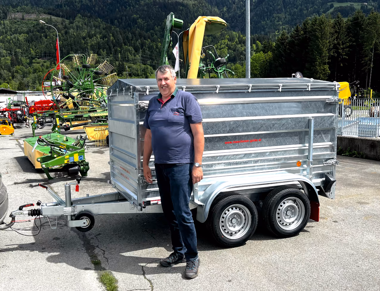 Übergabe eines Pongratz PKW-Anhängers