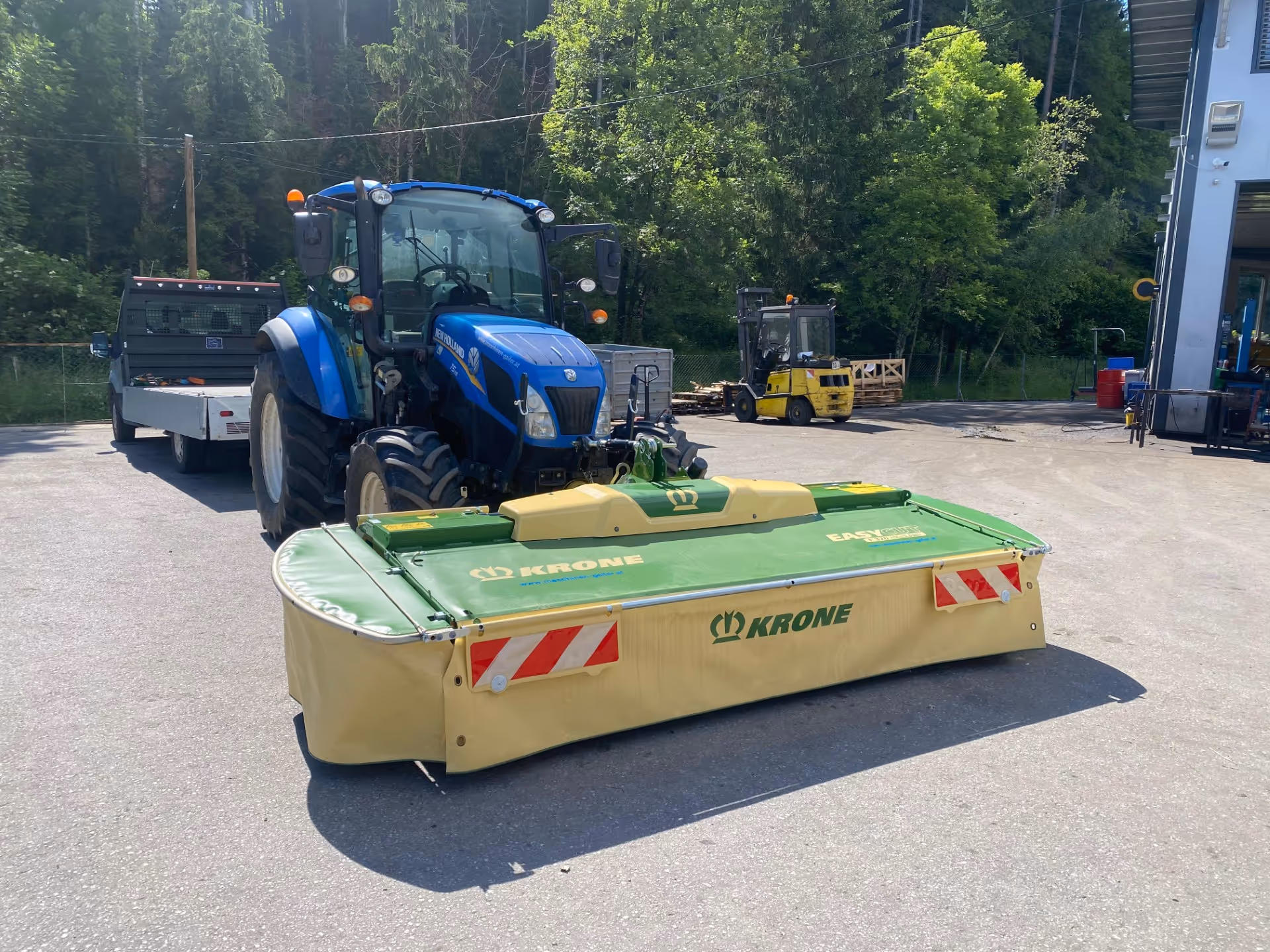Übergabe eines KRONE Highland-Frontscheibenmähwerks 