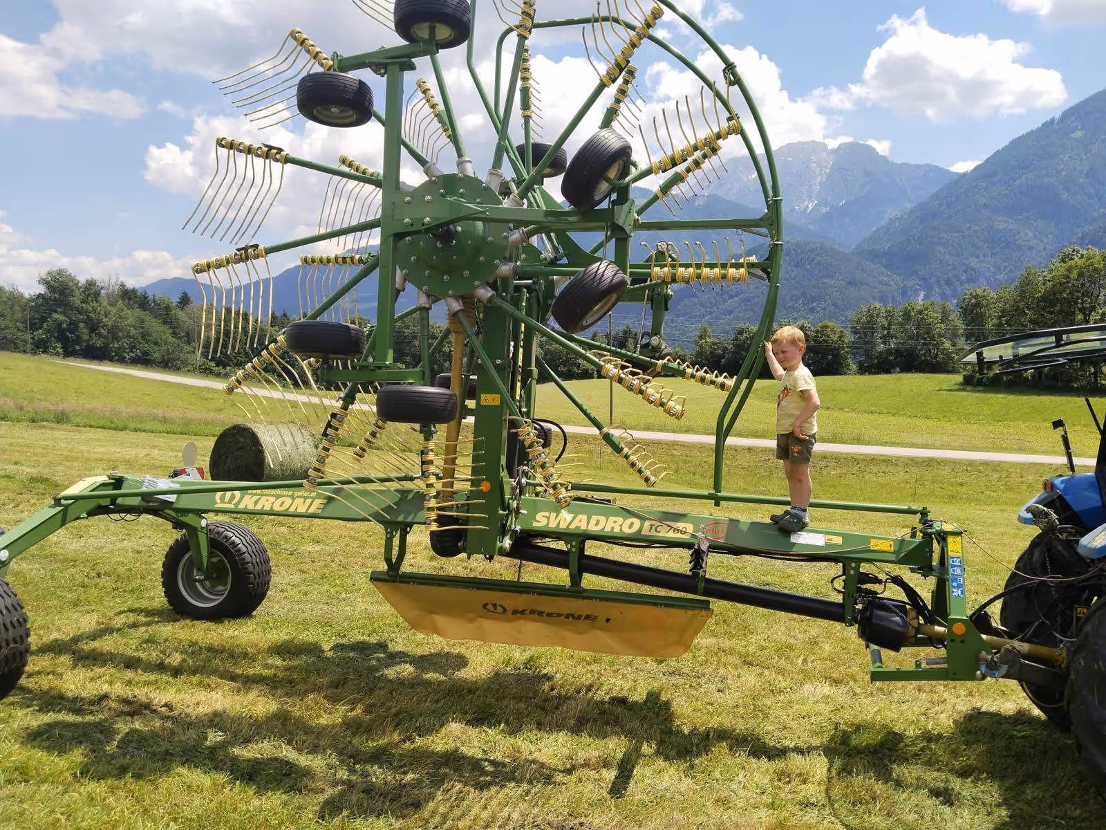 Übergabe eines Krone Doppelschwaders TC 760 Plus