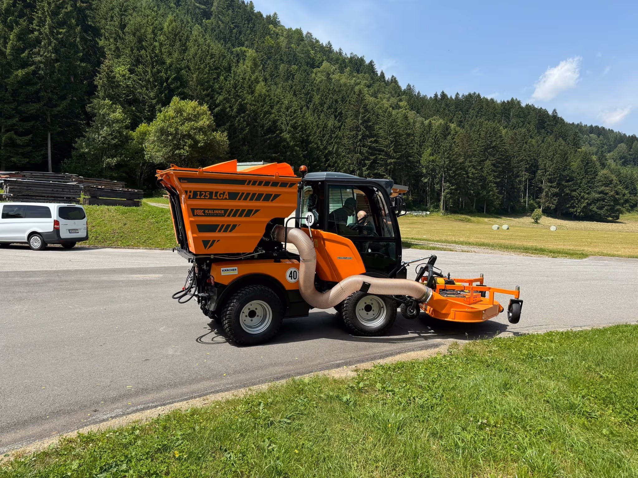 Übergabe einer EcoTech Kehrmaschine mit Anbaugeräte