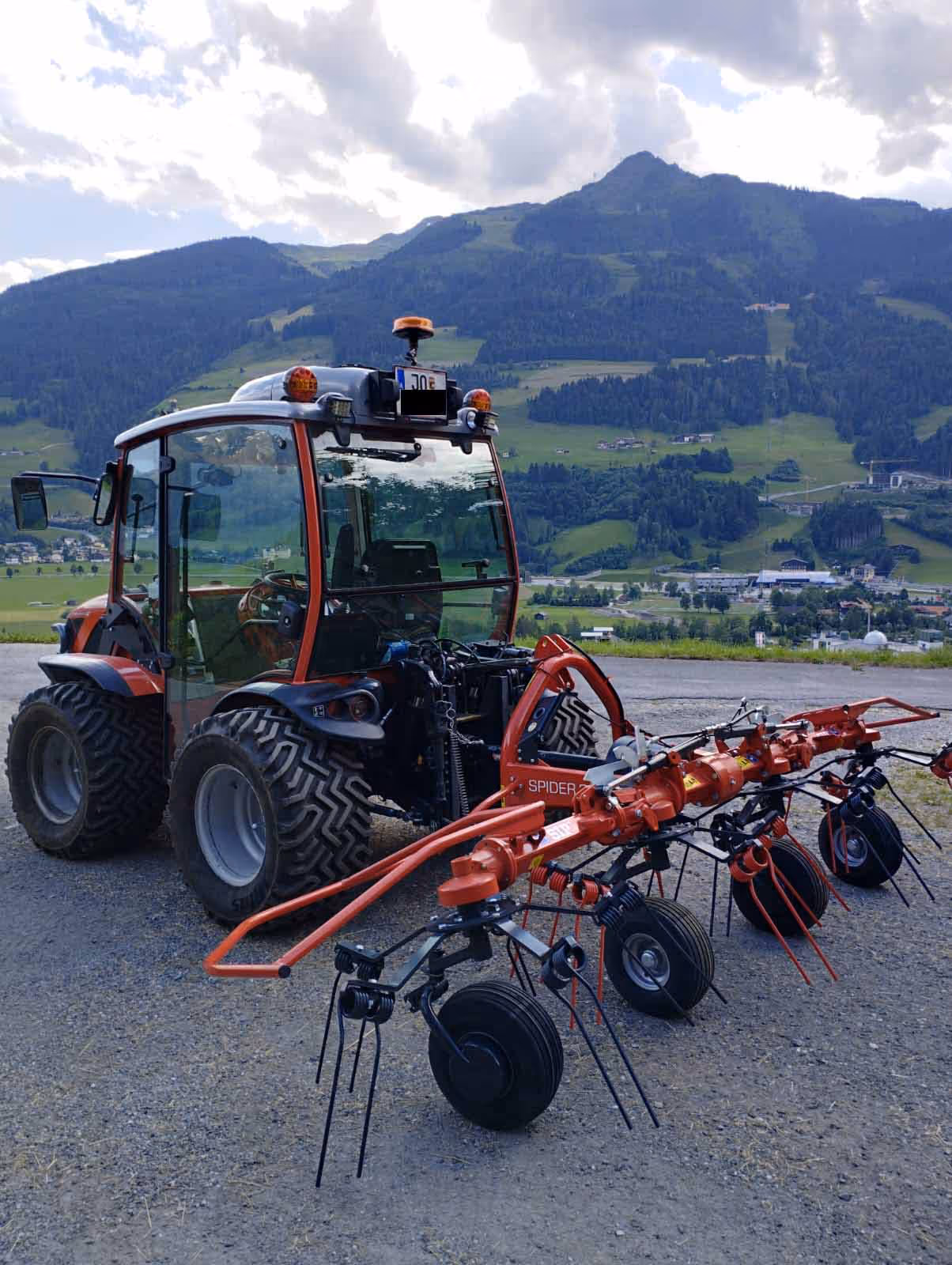 Übergabe eines Kreiselheuers SIP Spider 350 ALP