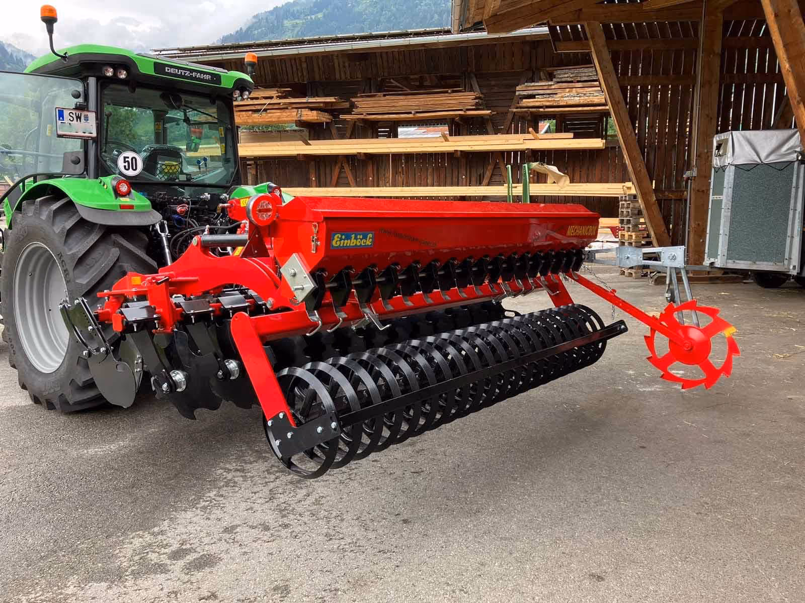 Übergabe einer neuen Stekro Scheibenegge und eines Einböck Sägeräts