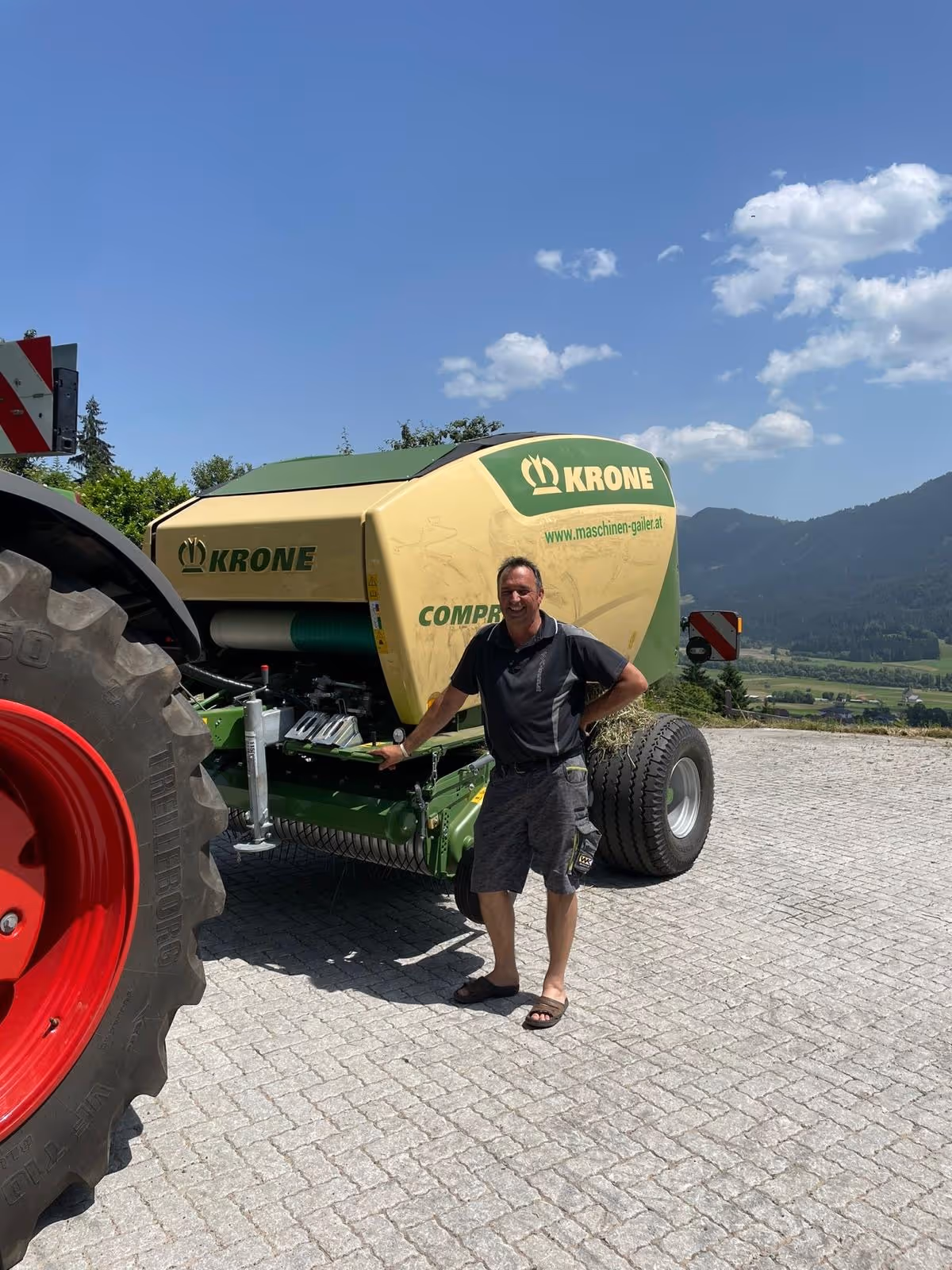 Eine neue Krone Rundballenpresse Comprima F125XC