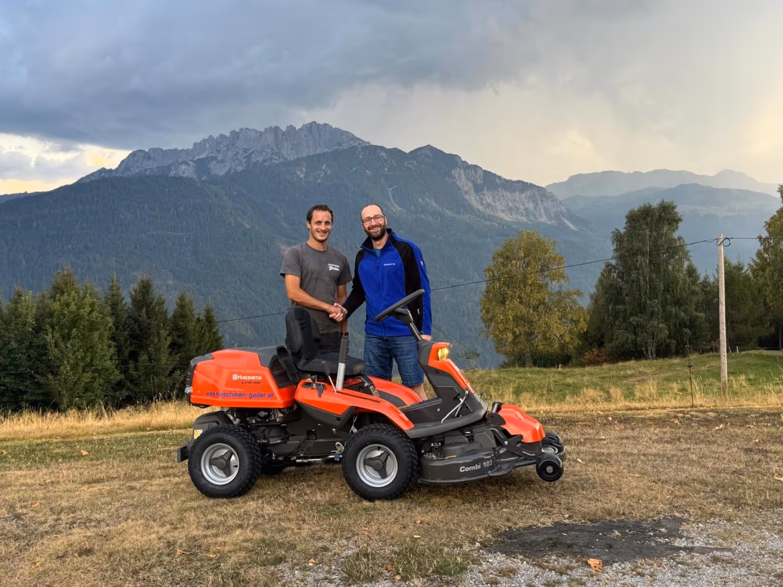 Übergabe eines Husqvarna Riders R216 T AWD