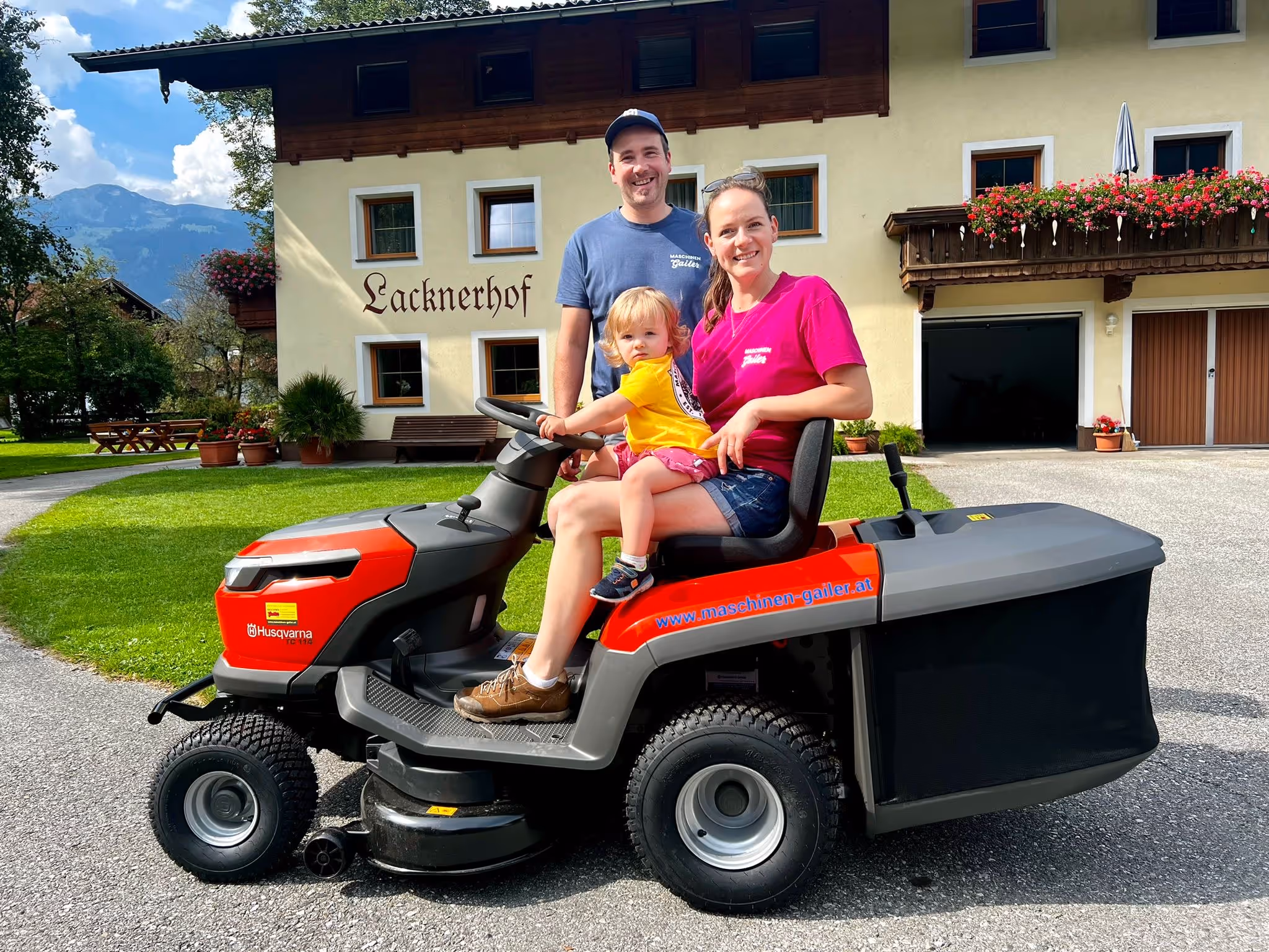 Übergabe eines Husqvarna Rasentraktors TC114